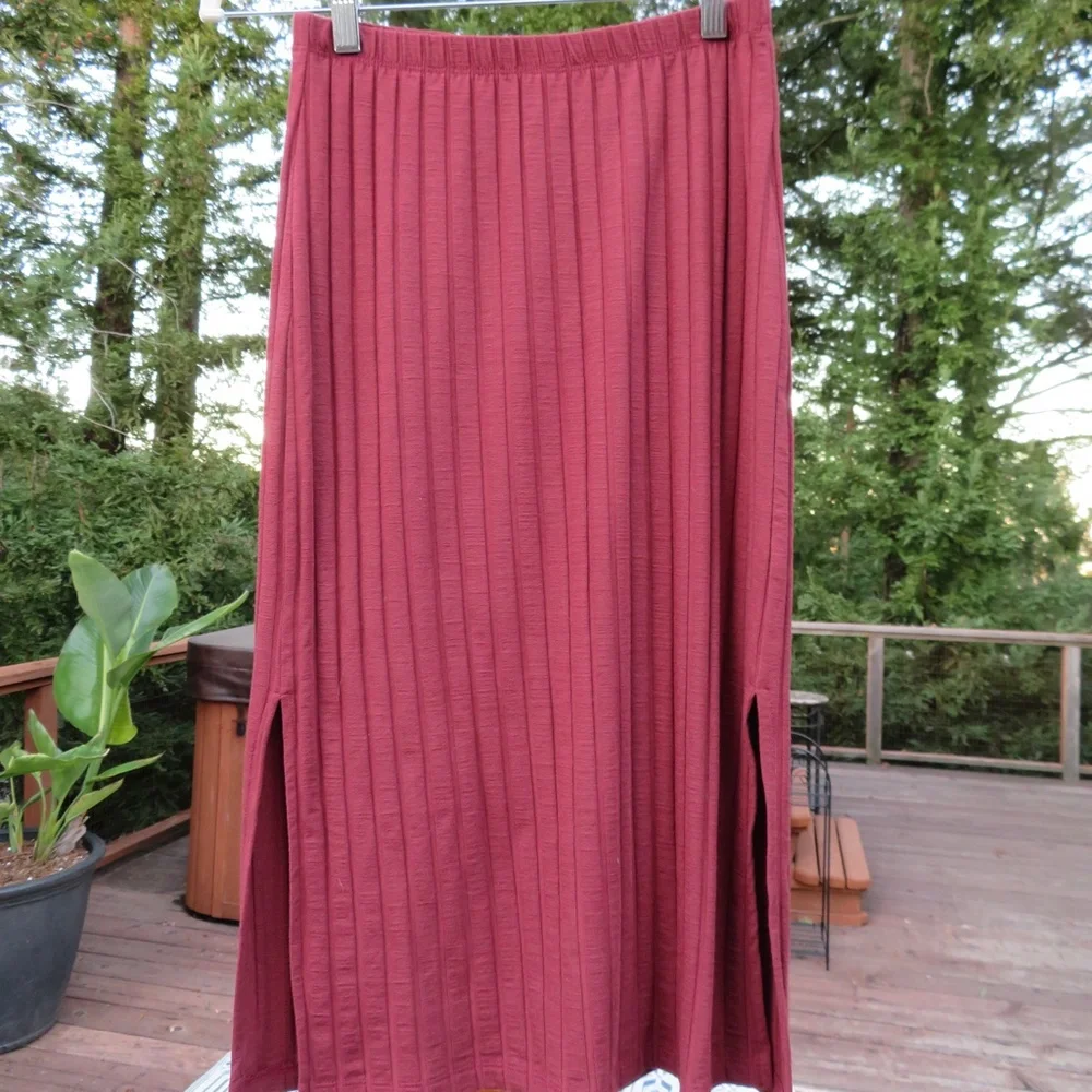 Amour Vert Burgundy Midi Skirt - Picture 5 of 6
